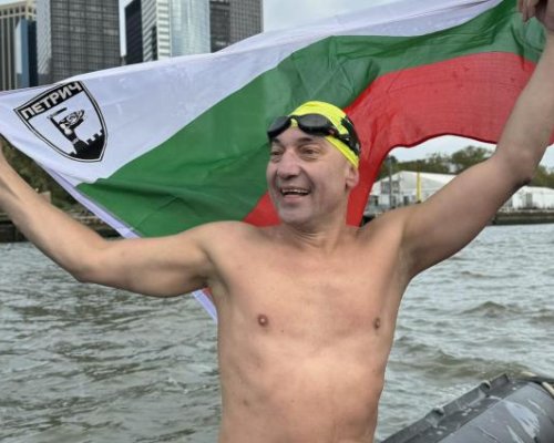 Поредна гордост за Петрич: Марин Григоров развя българското знаме с герба на Петрич на мултиспортно плуване в открита вода в Ню Йорк