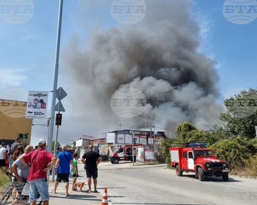 Общо 142 пожара са потушени в страната през денонощието, двама души са пострадали
