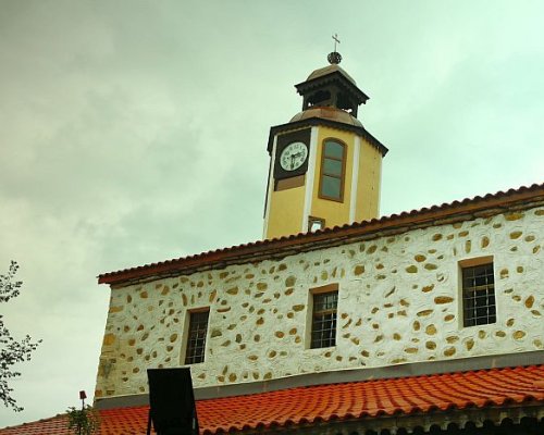 Строят 18-метрова камбанария до църквата в Белица, владиката прави първа копка