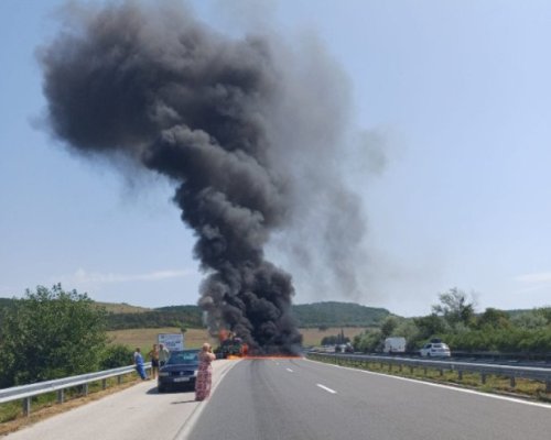 Камион пламна в движение на АМ Струма