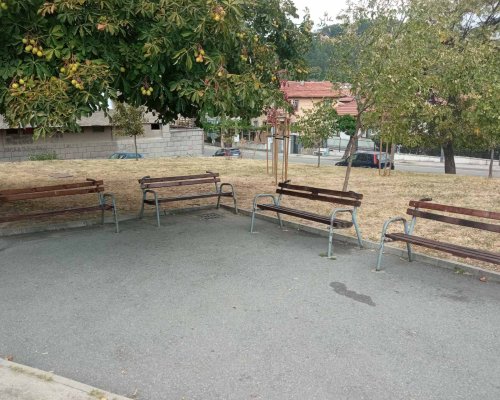 Община Дупница възстанови и лакира счупените пейки в градинката на ул. Цар Симеон Велики