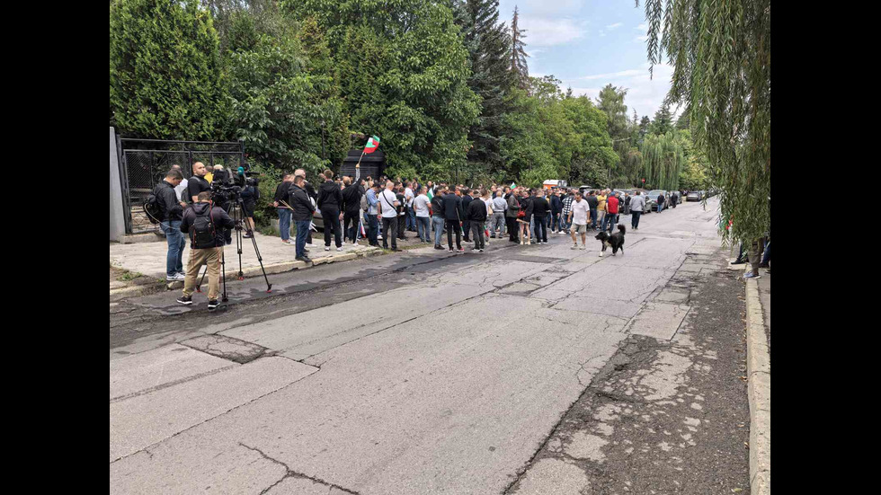 Трети ден привърженици на Доган са пред имотите в  Бояна” и в Росенец