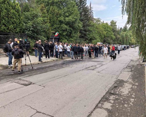 Трети ден привърженици на Доган са пред имотите в  Бояна” и в Росенец