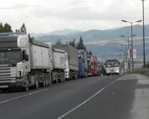 Повече от 5 км е опашката от автомобили, пътуващи към граничен пункт Кулата, съветват да се използват алтернативни пунктове