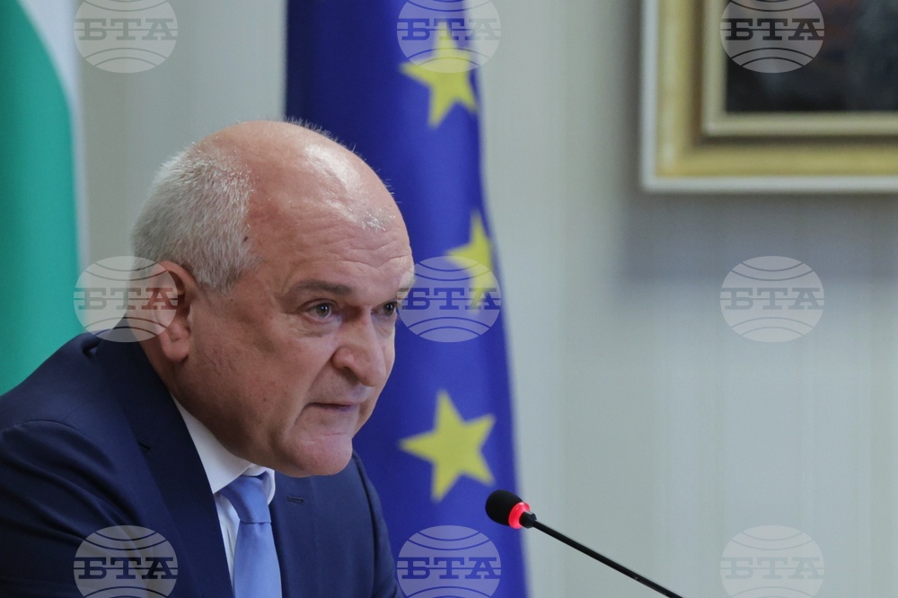 Главчев подписва договора за електрическите мотрисни влакове Главчев подписва договора за електрическите мотрисни влакове