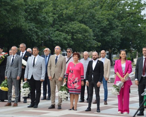 С полагане на цветя в Благоевград бяха отбелязани 139 години от Съединението на Княжество България с Източна Румелия