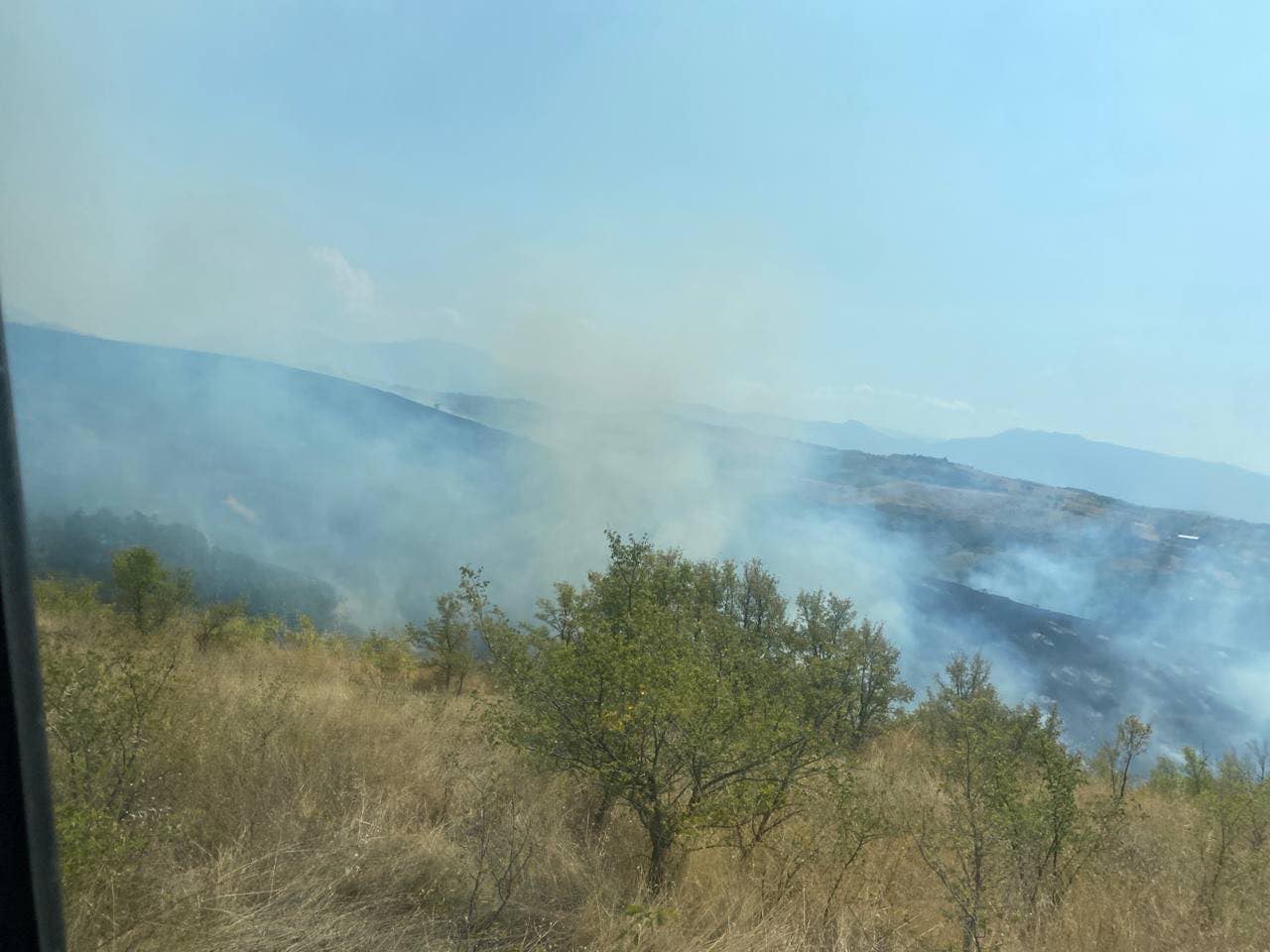 Пожарът в района на село Виногради е локализиран