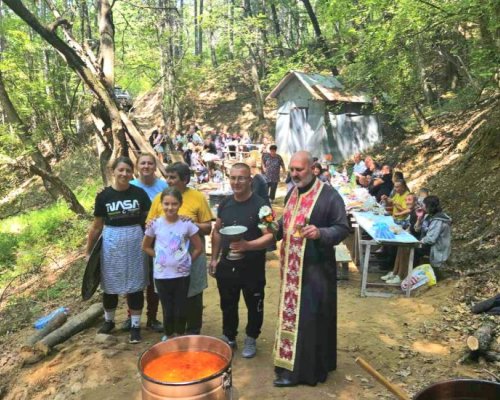 Миряни почетоха Рождество Богородично в малък параклис над Полена