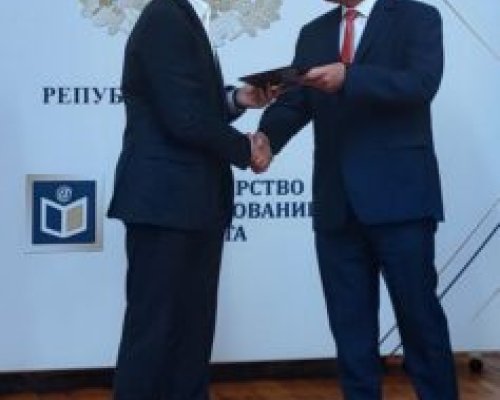 Премиерът Главчев връчи национална диплома на Емил Боцев от ПМГ  Яне Сандански  от Гоце Делчев