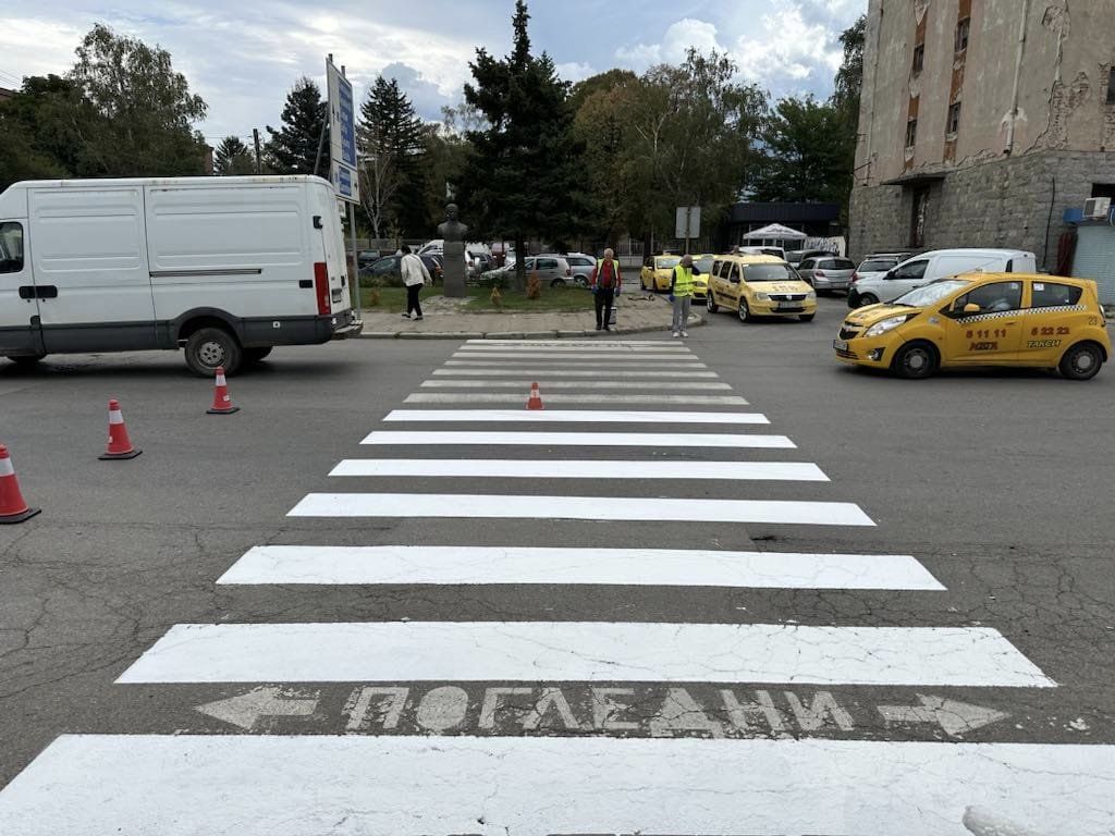 В Дупница обновяват пешеходните пътеки