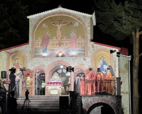 Стотици се стичат на Кръстова гора, митрополит Николай ще води службата