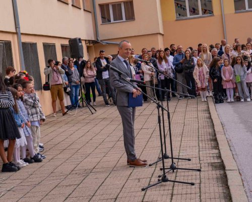 Кметът Байкушев откри новата учена година в Пето СУ  Георги Измирлиев  Благоевград