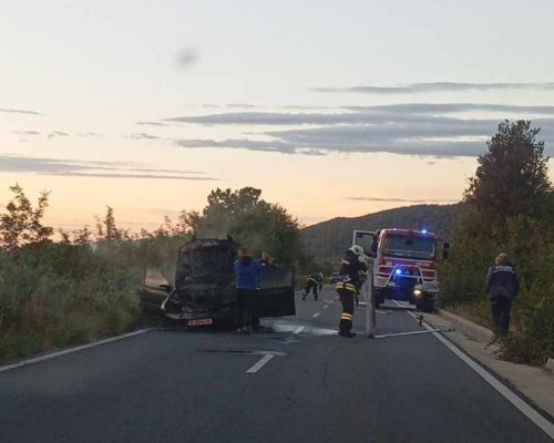 Огнен ад на пътя между селата Драката и Вълково! Изгоря мерцедеса на зъболекар от Микрево