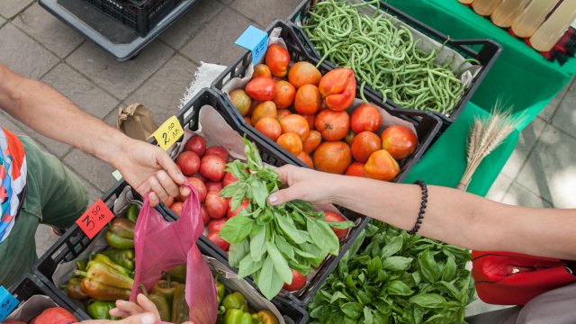 Чушки, зеле и салата поскъпват в разгара на приготвянето на зимнина