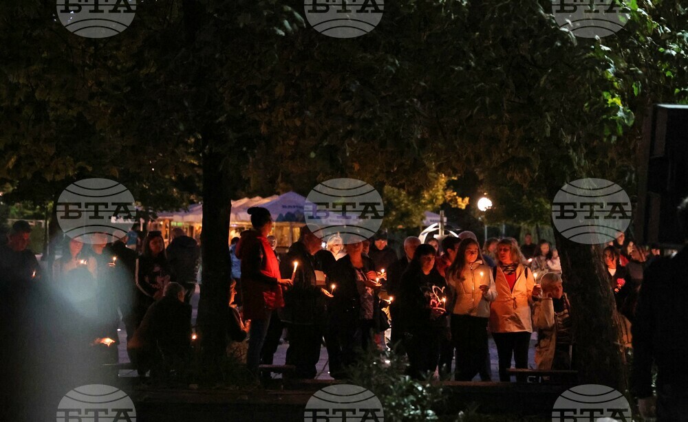 Стотици хора се събраха на площада в Разлог, където почетоха загиналия пилот капитан Венцислав Дункин Стотици хора се събраха на площада в Разлог, където почетоха загиналия пилот капитан Венцислав Дункин