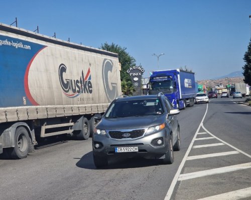 Близо два километра е колоната от автомобили на граничен пункт  Кулата