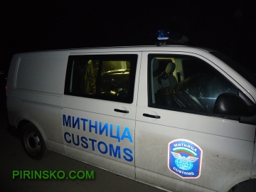 Митнически и полицейски служители на Граничен контролно-пропускателен пункт - Кулата иззеха 65 000 къса контрабандни цигари