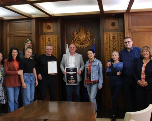 Кметът на Община Банско се срещна с артистите от самодейна театрална група ,,Сарандевото кафене