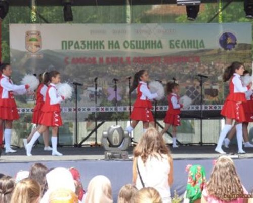 Школа за фолклорни танци за децата на Белица