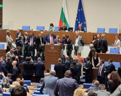 ЦИРК В ПАРЛАМЕНТА НА ИЗПРОВОДЯК: Блокаж на трибуната, спрени микрофони и пеене на химна на тъмно!