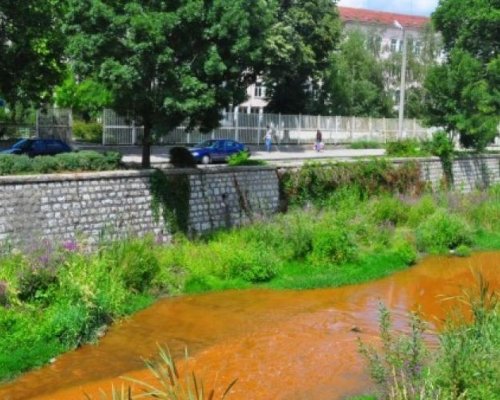 Кметът на Перник: Струма е отровена, а водата е с кафяво-оранжев цвят