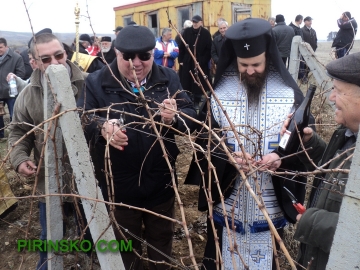 Новоизбрания Неврокопския митрополит Серафим заряза лозята на благоевградския бизнесмен Николай Бошкилов