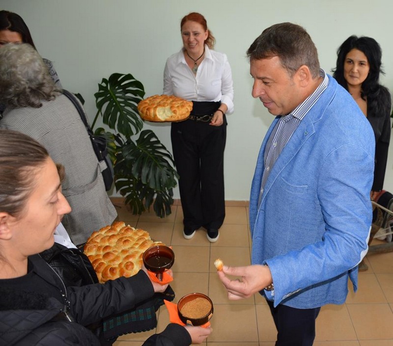Д-р Атанас Камбитов поздрави потребителите на Дома за стари хора в  Струмско  по повод патронния празник на институцията