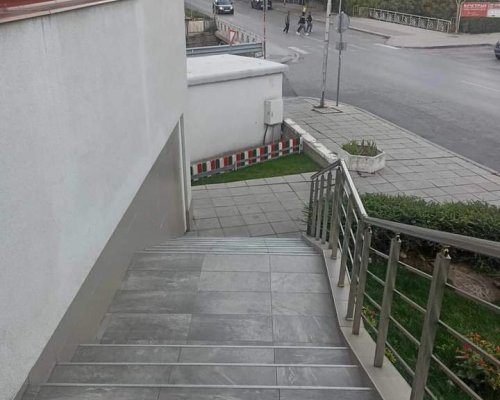 Пред спортната зала в Дупница изникна цветна градина