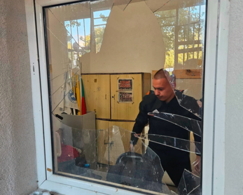 Кръв и драма на мач в Санданско: Кмет нахлу на терена, съдия е откаран в Спешното СНИМКИ