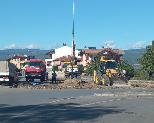 Hово кръгово кръстовище на входа на Гоце Делчев