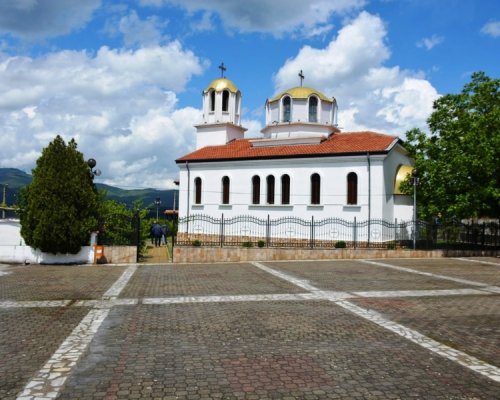 С курбан за здраве в с. Полето, кв. Нивото, отбелязаха храмовия празник по случай Покров Богородичен