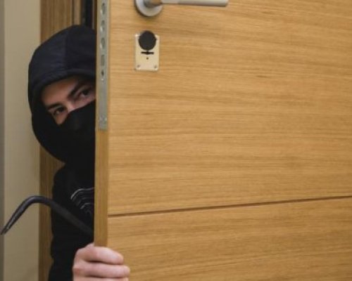 Свиха пари от незаключена къща в с. Долно Осеново