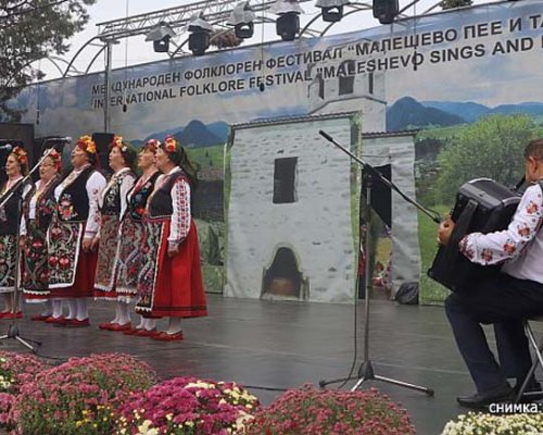 Малешево пее и танцува  завладя стотици жители и гости в община Струмяни