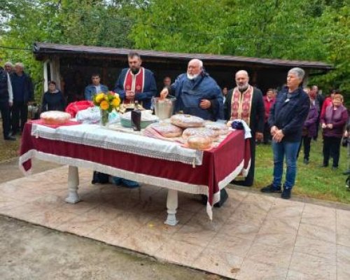 Миряни почетоха в аванс Свети Лука в едноименния параклис в село Брежани