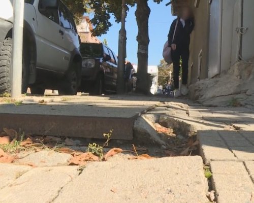 Плочки няма-една нагоре, друга надолу: Екстремни тротоари в Благоевград мъчат жителите