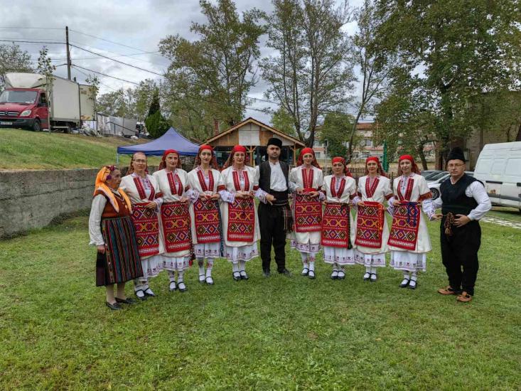 Културни дейци от село Крупник с награди от МФФ  Малешево пее и танцува