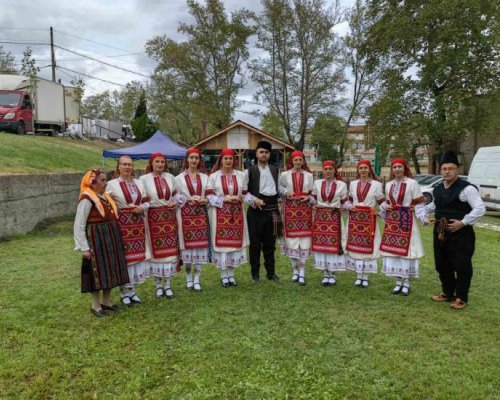 Културни дейци от село Крупник с награди от МФФ  Малешево пее и танцува