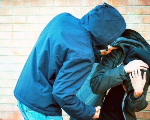 Двама пребиха непълнолетно момче в Благоевград