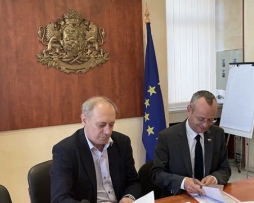 Споразумения за финансиране на нови 22 общински обекта подписа кметът Методи Байкушев с МРРБ