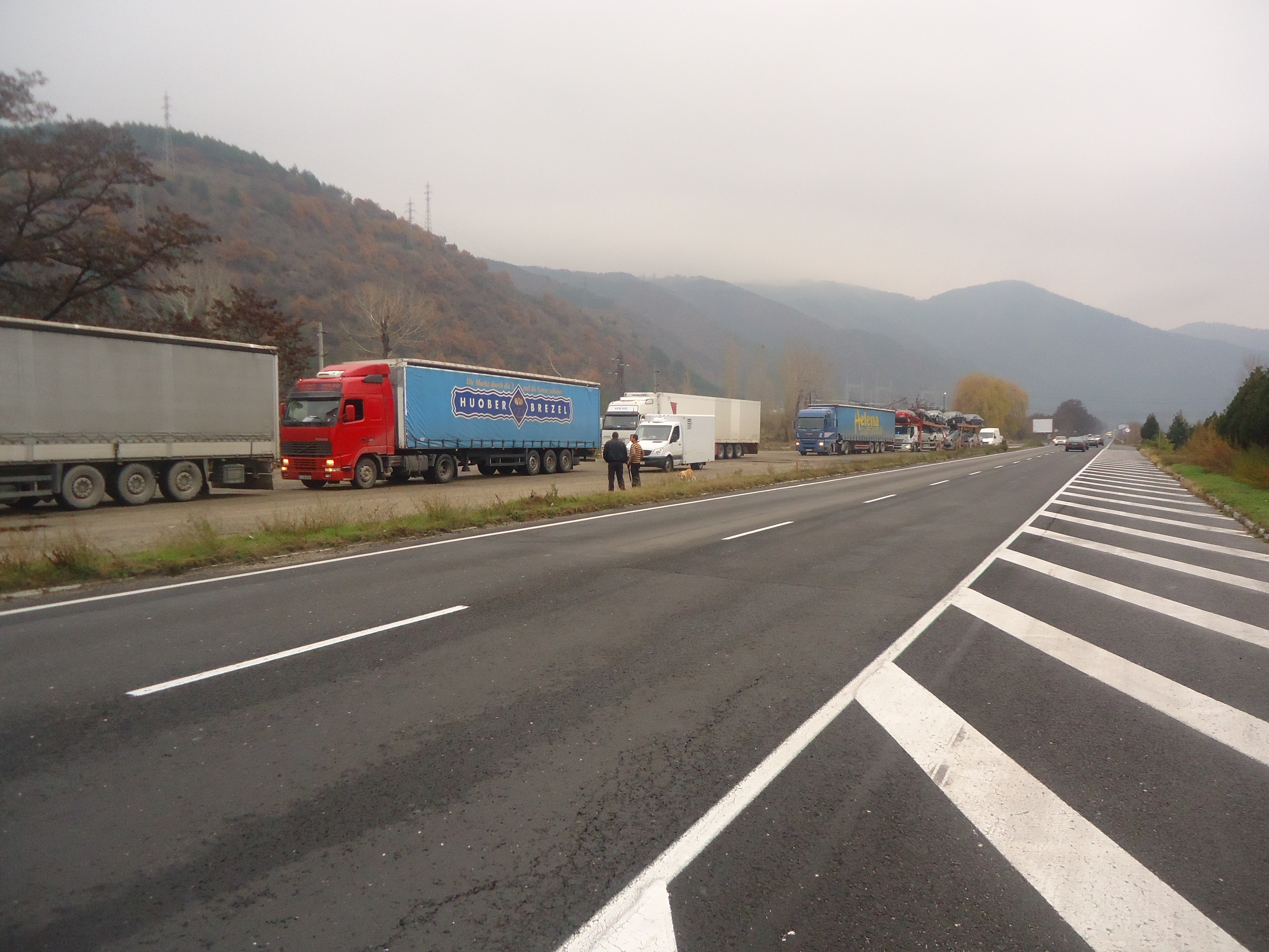 Български ТИР се обърна и блокира още 50 коли в Сърбия