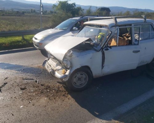 Катастрофа между 40-годишна Лада и Мерцедес прати двама души в болница
