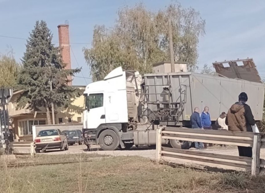 Влак блъсна камион на жп прелез СНИМКА