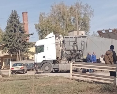 Влак блъсна камион на жп прелез СНИМКА