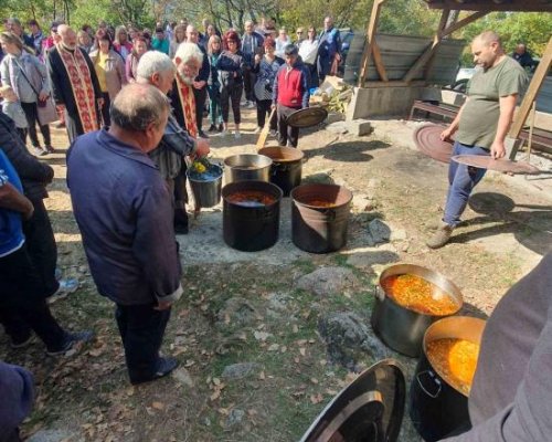С курбан за здраве миряни почетоха Свети Иван Рилски в местността Градище, село Крупник