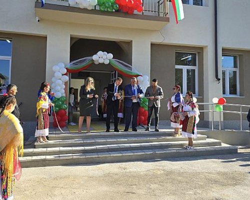Откриха обновената сграда на  училището в село Горно Краище