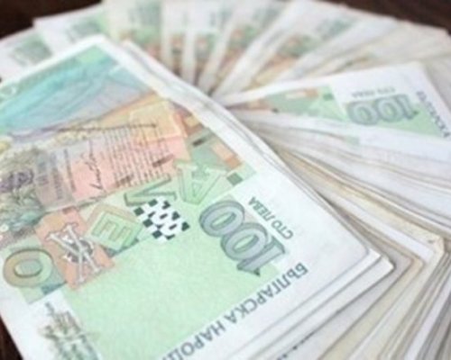 Свиха 10 бона от дома на възрастен мъж