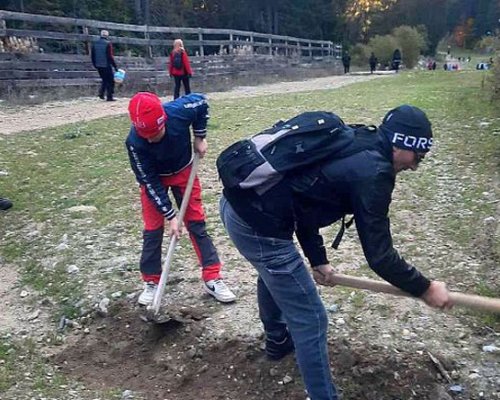 Доброволци почистиха от камъни ски пътя в Пирин
