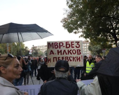 Напрежение пред МВР: Протестиращи искат оставката на вътрешния министър