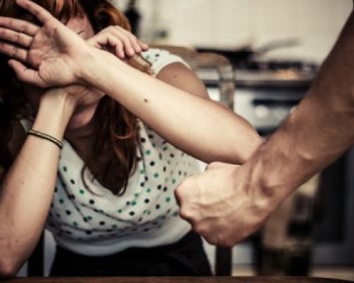 Отново насилие: Мъж разби с чаша главата на жена си