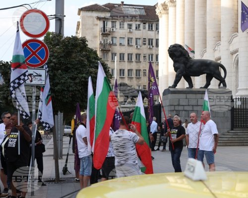 Таксиметрови шофьори организират днес протести в шест града с искане за справедливи присъди след нападение над техен колега